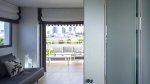 Ein modernes Wohnzimmer mit einer Couch und einem Essbereich.