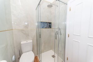 Shower, hair dryer, towels - Quinta da Paz Madeira - Studio View Garden 4 (Caniço)