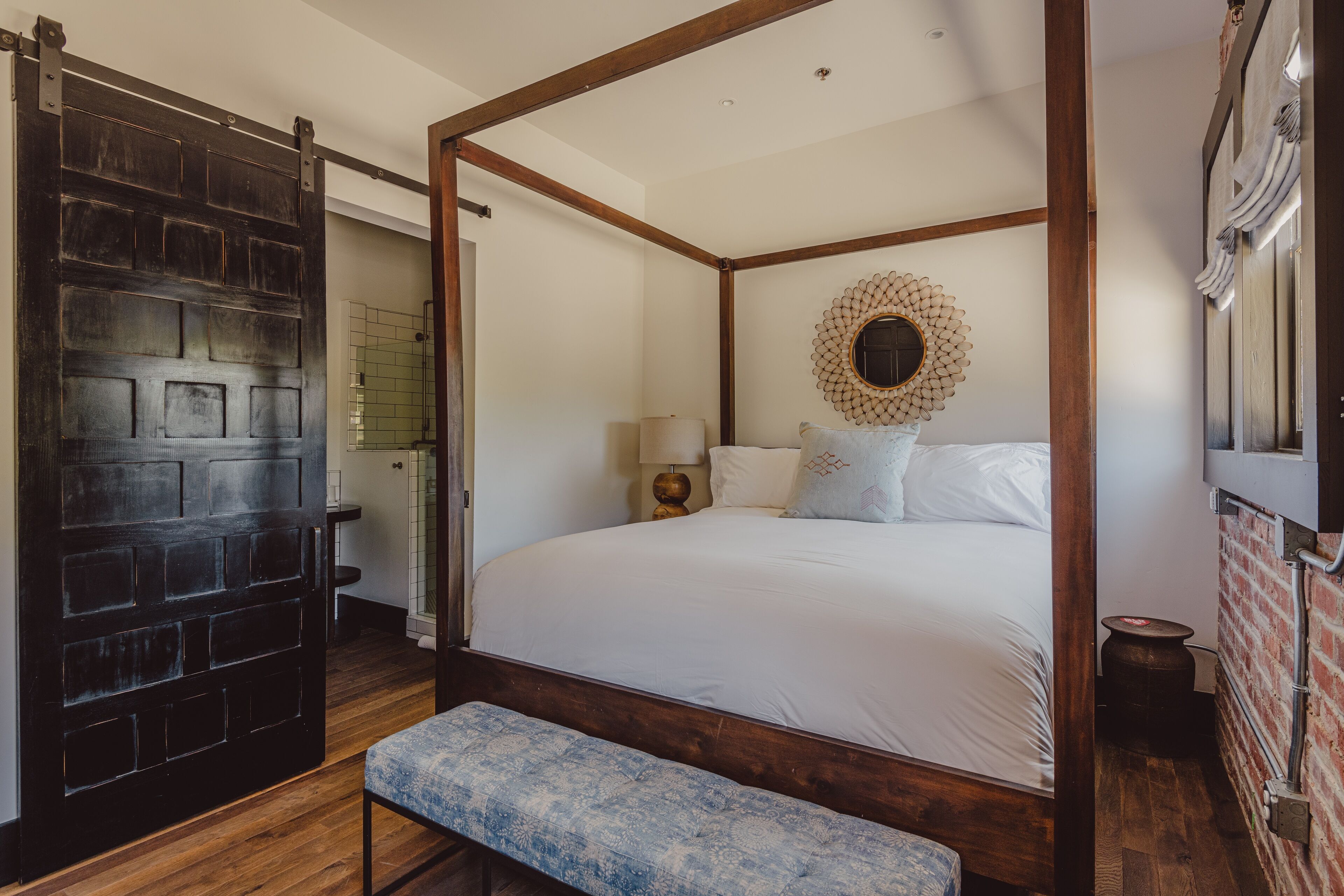 3 habitaciones, tabla de planchar con plancha, wifi y ropa de cama 