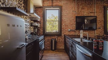 Fridge, oven, stovetop, dishwasher