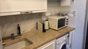 Estudio Confort | Cocina privada | Máquina de café espresso, cafetera o tetera, frigorífico y horno