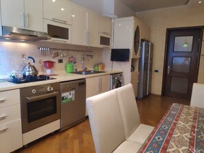 雪櫃、洗碗機、電熱水壺、多士爐