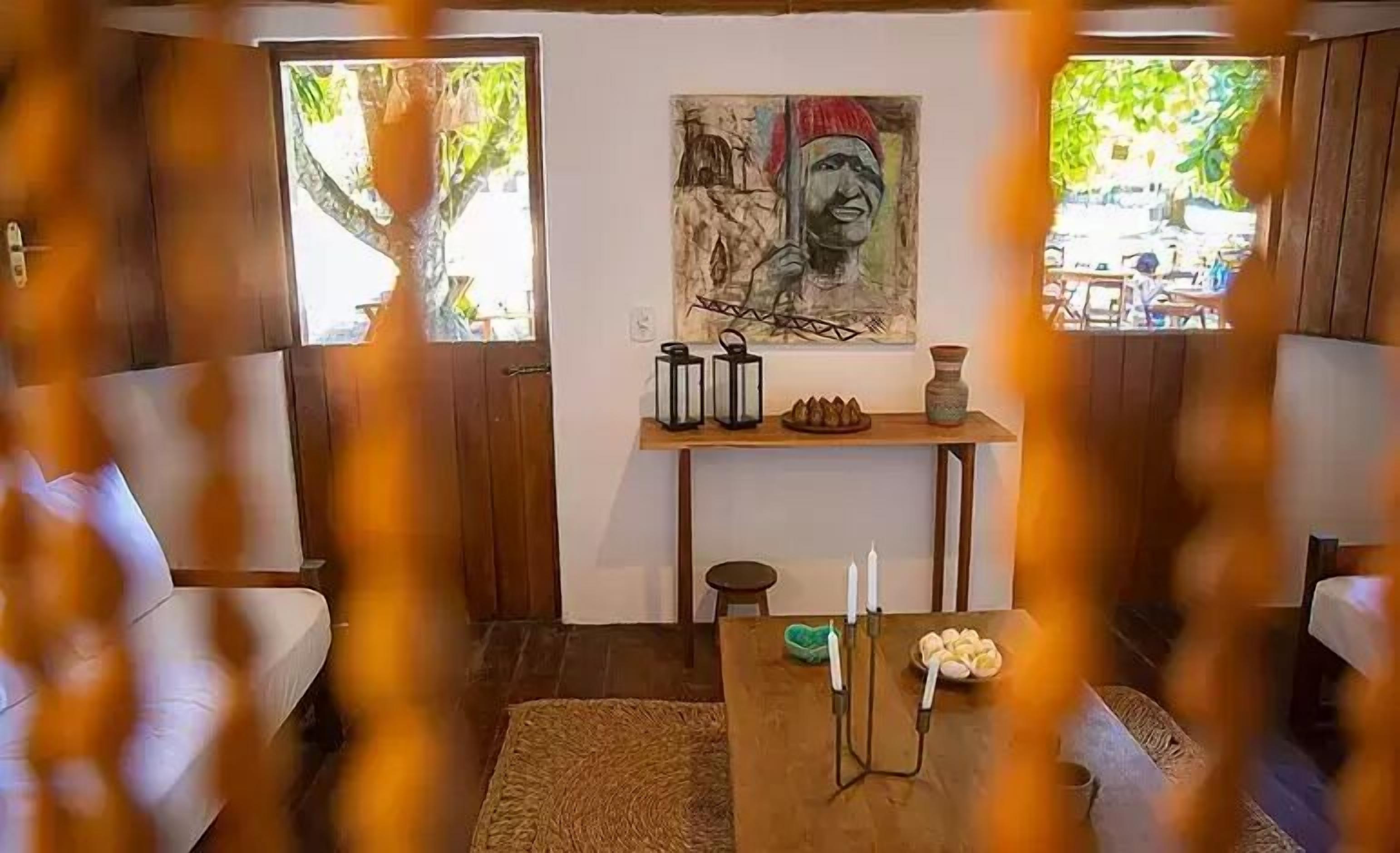 Un accogliente soggiorno con pavimento in legno, un divano, un tavolino da caffè e un quadro appeso al muro.