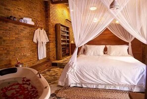 Honeymoon huis | Een kluis op de kamer, individueel gedecoreerd, een bureau, gratis wifi