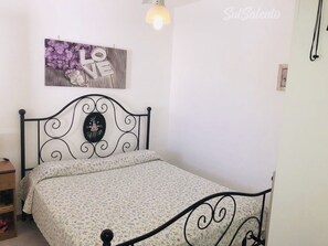 2 makuuhuonetta, silitysrauta/-lauta, vauvan matkasänky, vuodevaatteet