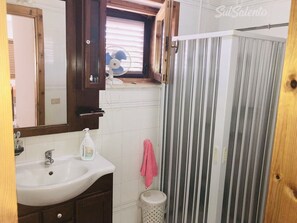 Regadera, secadora de cabello, bidet, toallas 