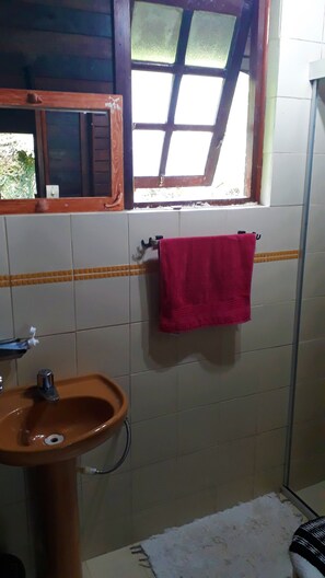 Combined shower/bathtub
