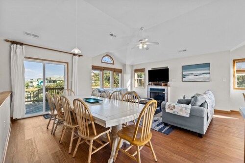 Family Fun House! Private Pool, Putting Green, Walk to Beach, Hot Tub, Game Room