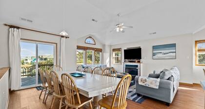 Family Fun House! Private Pool, Putting Green, Walk to Beach, Hot Tub, Game Room