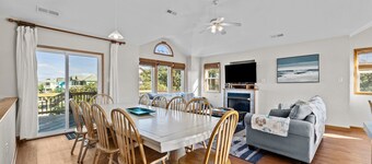 Family Fun House! Private Pool, Putting Green, Walk to Beach, Hot Tub, Game Room