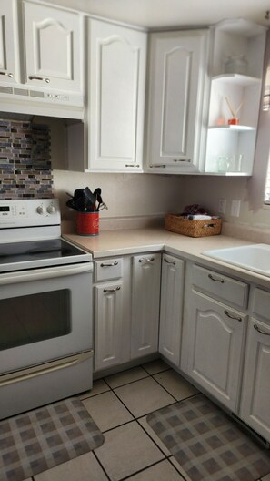 Kjøleskap, mikrobølgeovn, ovn og kokeplater