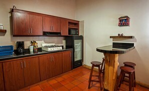 Fridge, microwave, stovetop, cookware/dishes/utensils - Casa Hospedaje La Bohemia - Hostel (San Juan de Pasto)