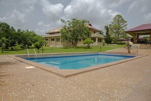 6 indoor pools - WHISPERS GUESTHOUSE KSI (Kumasi)