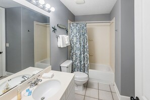 コンドミニアム 2 ベッドルーム バルコニー ビーチフロント (1002) | バスルーム | シャワー付き浴槽、タオル