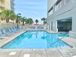 Kolam renang tertutup, kolam renang terbuka 