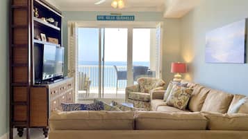 Leilighet, 2 soverom, balkong, ved strandkanten (P103) | Oppholdsområde | Flatskjerm-TV og DVD-spiller