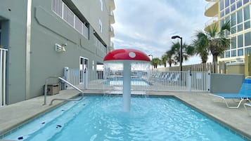 Una piscina techada, una piscina al aire libre