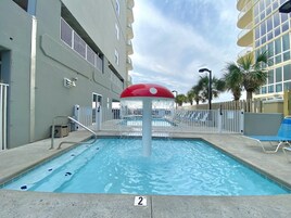 Una piscina techada, una piscina al aire libre