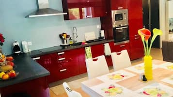 Economy Room, Shared Bathroom | Shared kitchen | Full-sized fridge, microwave, oven, stovetop