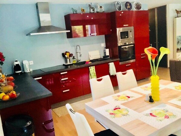 Economy Room, Shared Bathroom | Shared kitchen | Full-size fridge, microwave, oven, stovetop