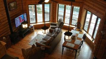 TV connectée, cheminée, table de tennis de table