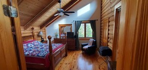 3 bedrooms, WiFi, bed sheets - Casa Lago Lakefront on Watauga Lake, covered boat dock, boat slip, water toys  (Butler)