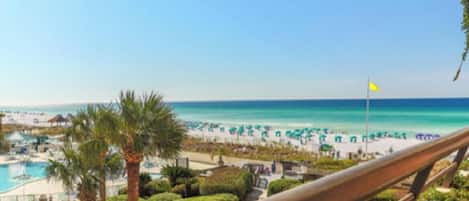 Plage, chaises longues