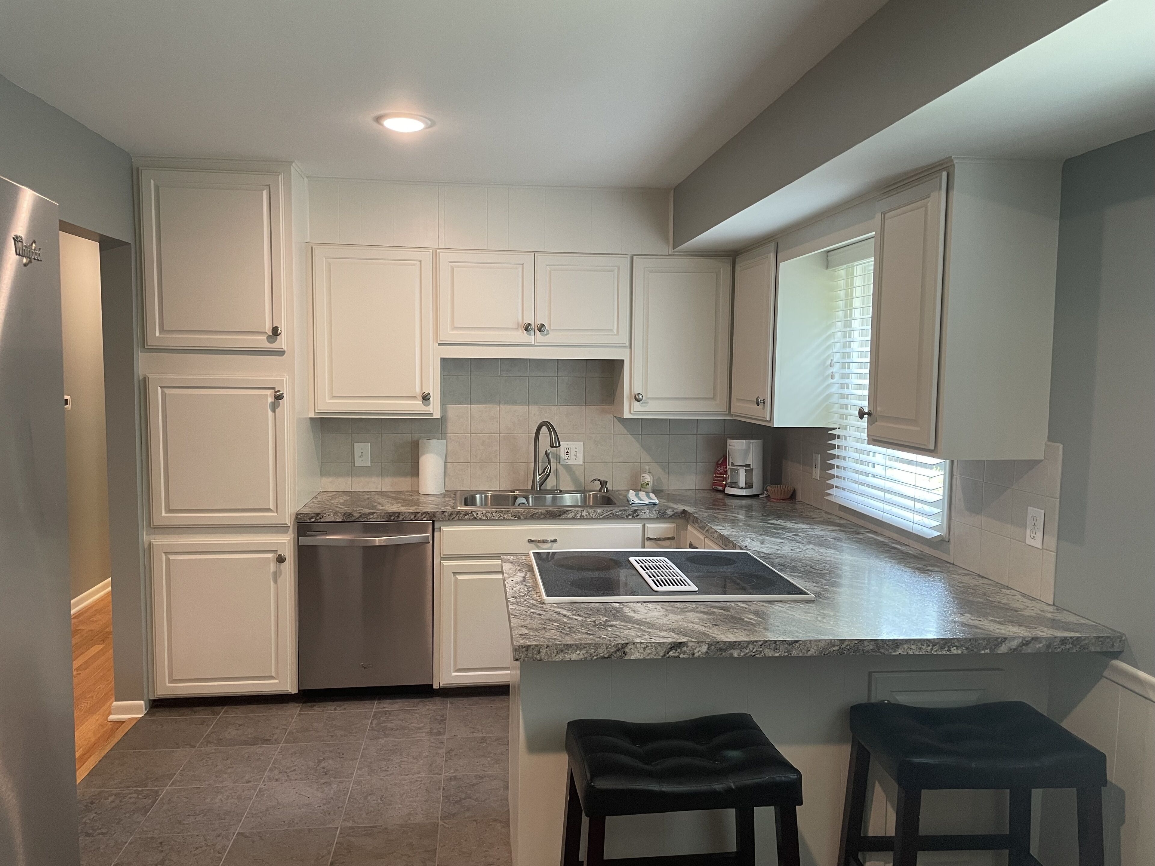 *****DOWNTOWN SUITE-CWS GEM**LAURTIZEN GARDENS AREA,UNMC, CREIGHTON, WALK TO ZOO