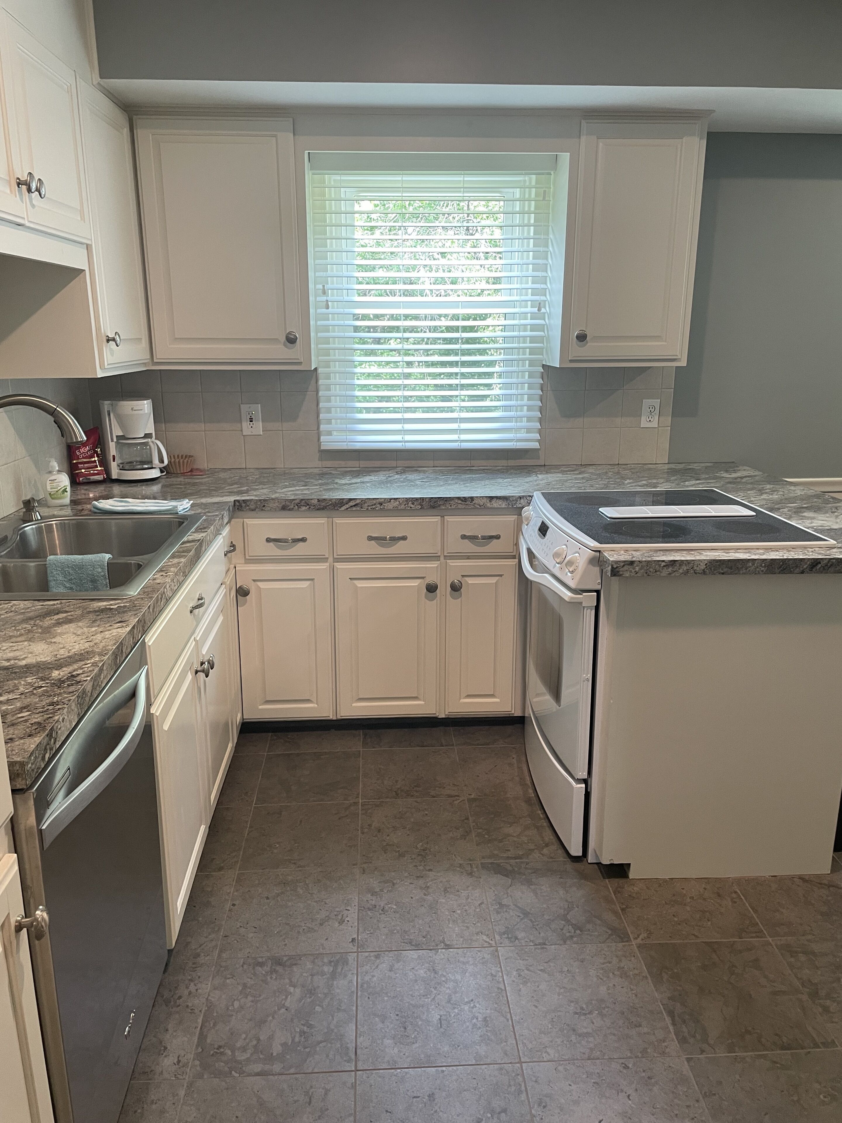 *****DOWNTOWN SUITE-CWS GEM**LAURTIZEN GARDENS AREA,UNMC, CREIGHTON, WALK TO ZOO