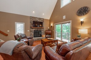 Smart TV, fireplace, table football - Central Lake Gem w/ Dock & Hot Tub (McHenry)