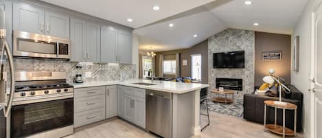 Private kitchen | Fridge, microwave, oven, stovetop