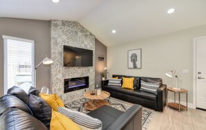 Smart-TV, Kamin, Bücher, Arbeitsbereiche