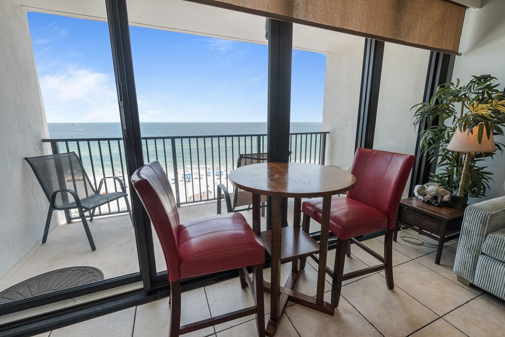 Condo, 1 Bedroom, Balcony, Beachfront (875) | In-room dining