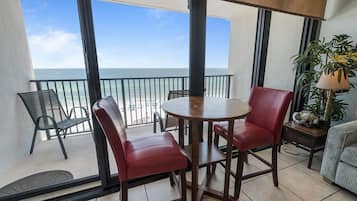 Condo, 1 Bedroom, Balcony, Beachfront (875) | Makan dalam bilik