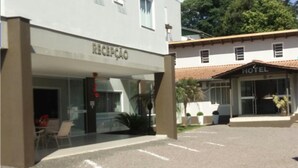 Ein Hotel mit Empfangsbereich und gut erkennbarem Eingang.