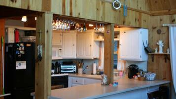 Micro-ondes, cafetiĂšre/bouilloire