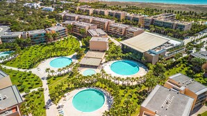 A resort with multiple swimming pools, lush greenery, and beachfront views. - Comfortable apartment in an exclusive resort (Albufeira)