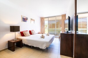 2 dormitoris, caixa forta a l'habitació i planxa i posts de planxar 