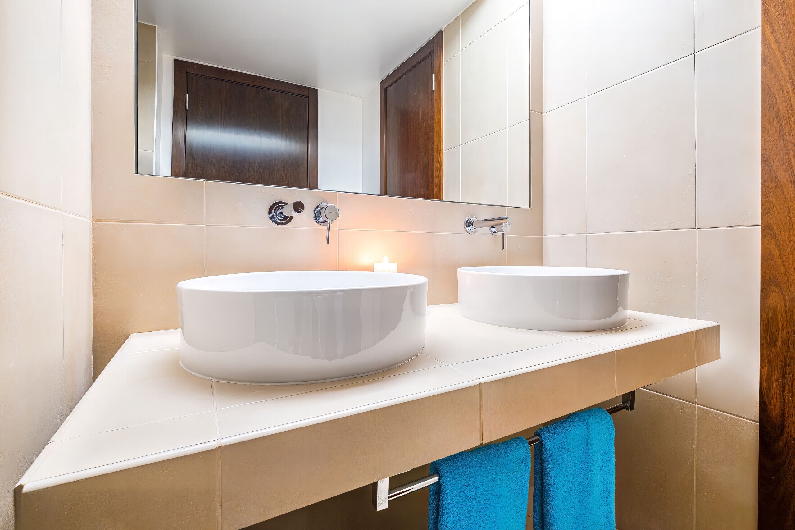 Combined shower/tub, hair dryer, towels