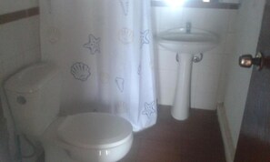 Dusch, gratis toalettartiklar, bidé och handdukar