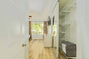 4 bedrooms, desk, iron/ironing board, travel crib
