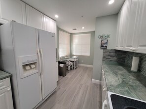 Kjøleskap, mikrobølgeovn, ovn og kokeplater