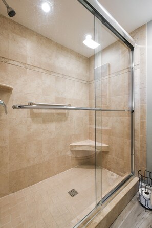 Ensemble douche/baignoire, sèche-cheveux, serviettes fournies