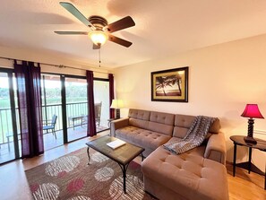 Een flatscreentelevisie en een dvd-speler