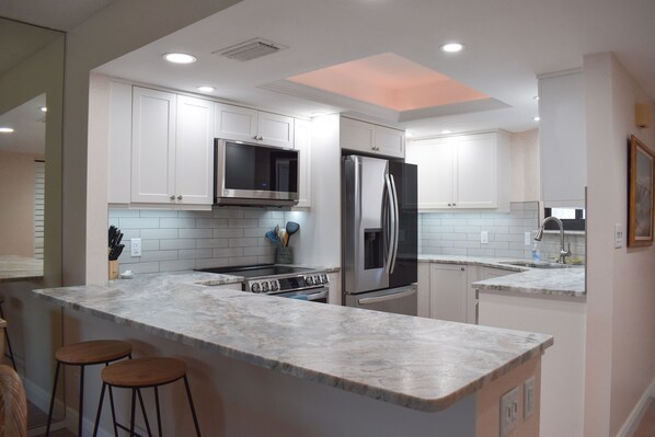 Fridge, microwave, stovetop, dishwasher