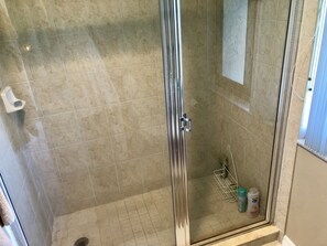 تجهيزات دش، مجففات شعر، مناشف