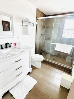 Een douche, een haardroger, handdoeken, zeep