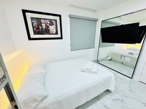 4 bedrooms, desk, iron/ironing board, travel crib - 4BRhouse,STRIP,LVCC,bigparking,family,pets-friendly,SALE,convention,summer (Las Vegas)
