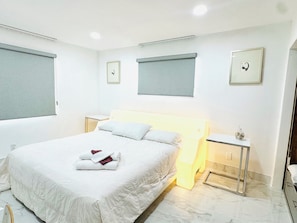 4 habitaciones, escritorio y tabla de planchar con plancha