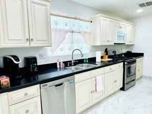 Réfrigérateur, four à micro-ondes, un four, surface de cuisson